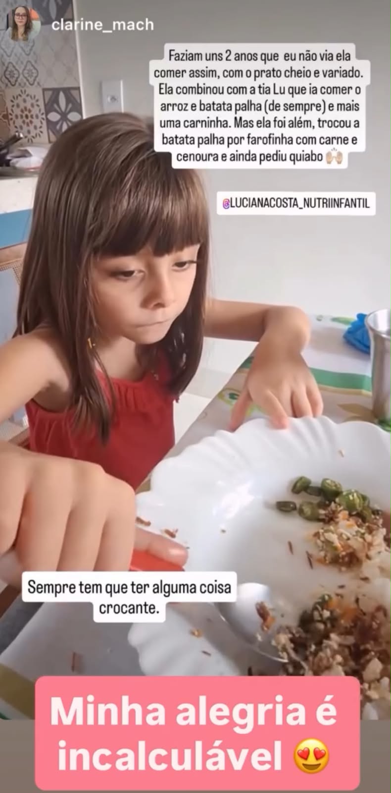 Mãe celebrando prato cheio e variado da filha