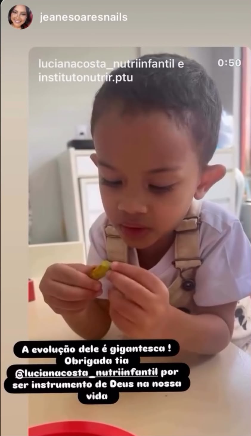 Criança comendo sozinha após o Método Fortaleza